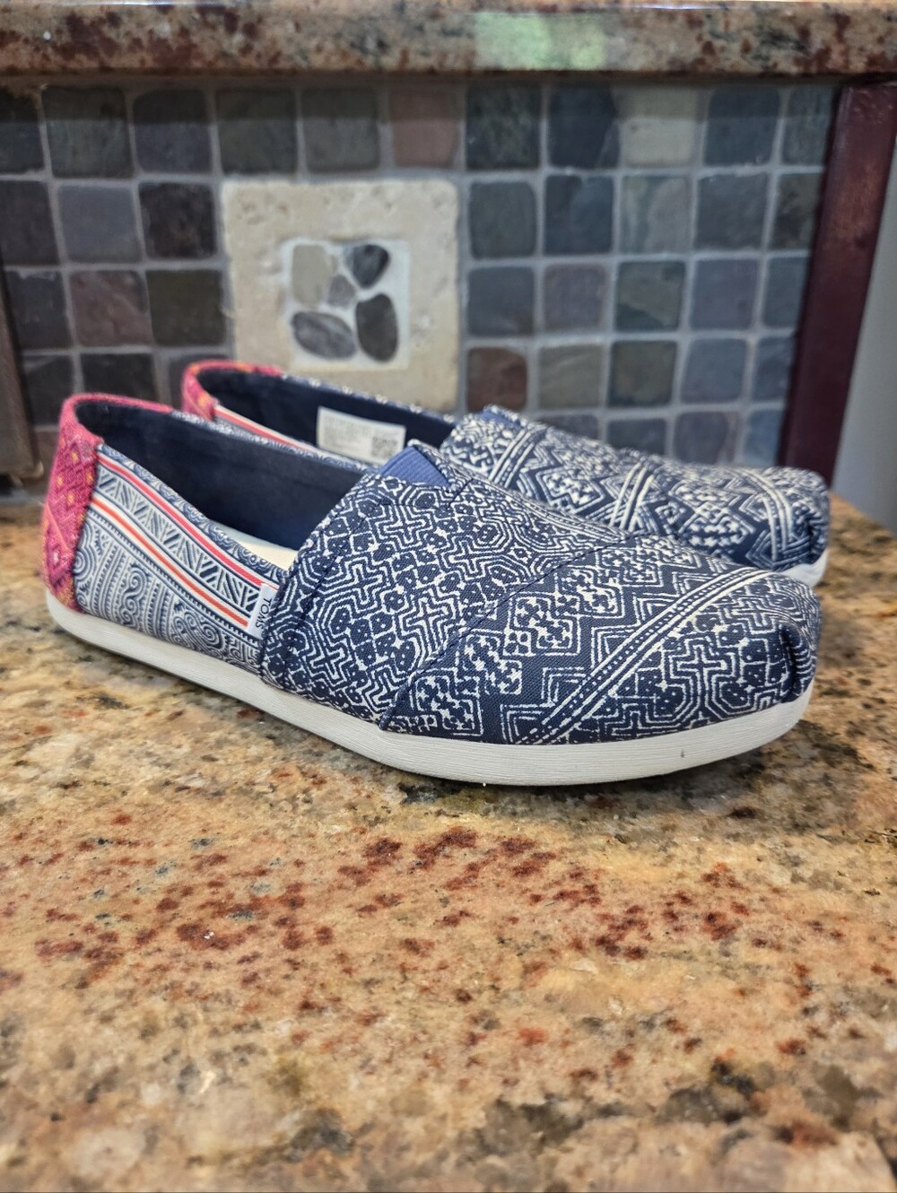TOMS Women’s Classic Slip On Espadrille Flats Blue Pink Tribal Print Size 6W P